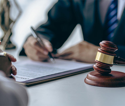 لماذا تحتاج إلى محامي دفاع في دبي: حماية حقوقك في عام 2025